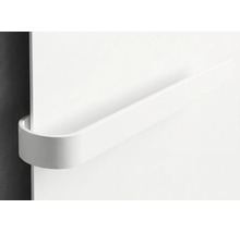 Moderne witte handdoekhouder in afgeronde vorm, bevestigd aan een vlakke radiator.