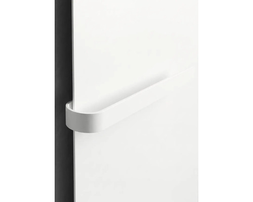 Moderne handdoekhouder in wit met afgerond ontwerp voor radiatoren.