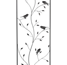 Rechthoekige metalen wanddecoratie met takken, bladeren en vier vogels in silhouetstijl.