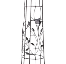 Metalen plantensteun met decoratieve bladeren en vogels, obelisk voor klimplanten.