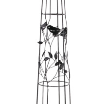 Metalen plantenobelisk met decoratieve vogel-, blad- en takmotieven.