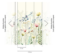 Vliesbehang met bloemenweide-motief in aquarellook. Hoogte 280 centimeter, breedte 159 centimeter.