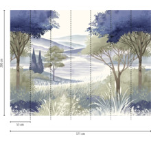 Vliesbehang met geschilderd landschap van heuvels, bomen en een meer. Breedte 371 centimeter, hoogte 280 centimeter, baanbreedte 53 centimeter.
