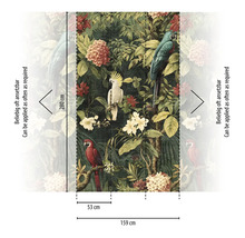 Vliesbehang met jungle-motief, papegaaien en bloemen. Afmetingen 280 centimeter hoog en 159 centimeter breed, oneindig uitbreidbaar.