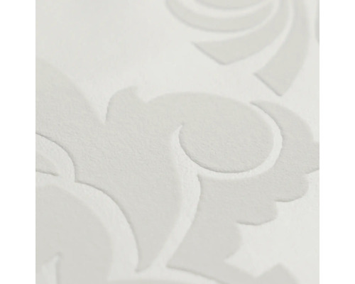 Detailopname van behang met een reliëf van florale ornamenten.