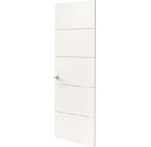 Moderne witte binnendeur met vier horizontale groeven en een minimalistische deurklink.