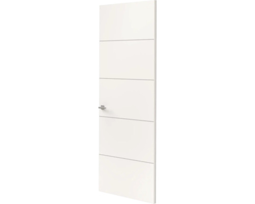 Moderne witte binnendeur met vier horizontale groeven en een minimalistische deurklink.