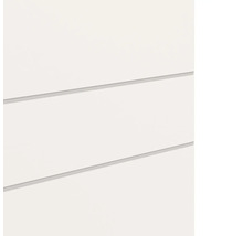 Detailweergave van een wit oppervlak met horizontale groeven.