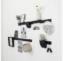 Modulair wandplanksysteem van metaal met planken, houders en decoratie-elementen voor flexibele wandinrichting en opslag.