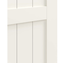 Detail van een witte deur met verticale groeven en een horizontale dwarsbalk.