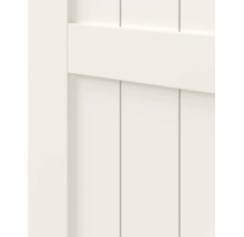 Detailopname van een witte binnendeur met verticale groeven en een horizontale dwarslat.
