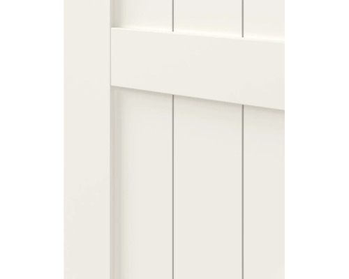Detailopname van een witte binnendeur met verticale groeven en een horizontale dwarslat.