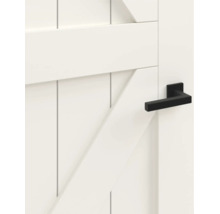 Witte houten staldeur met een moderne zwarte deurkruk in vierkante vorm.