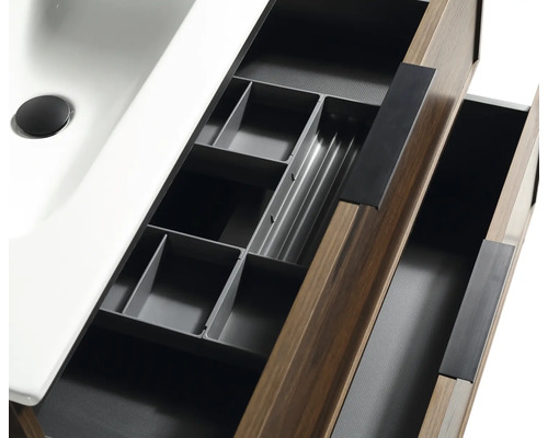 Open lade van een wastafelmeubel in houtlook met een grijze lade-indeling voor badkameraccessoires en een witte wastafel.