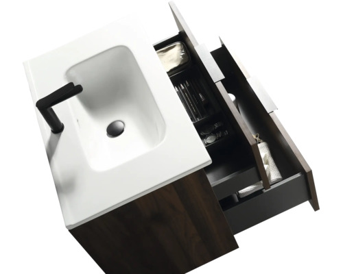 Wastafelmeubel met witte wastafel, zwarte kraan en twee geopende lades met binnenindeling in donkere houtlook.