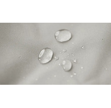 Detailopname van waterafstotende stof met parelende waterdruppels.