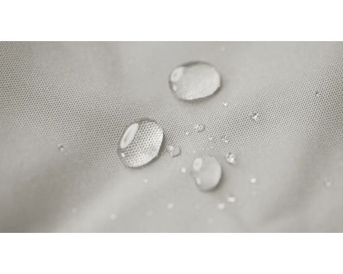 Detailopname van waterafstotende stof met parelende waterdruppels.