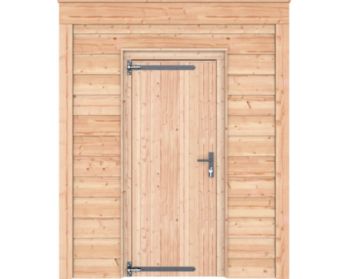 Houten deur voor een tuinhuis met metalen beslag en een klink gemonteerd in een houten wand.