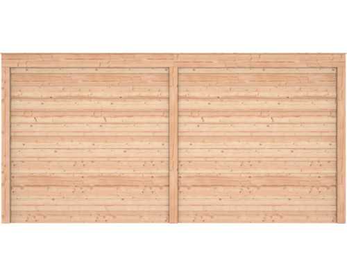 Houten schutting met horizontale profielen en zichtbare houtnerven.