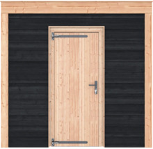 Houten deur van licht natuurhout met donkere metalen scharnieren en klink, geplaatst in een wand van donkere horizontale houten planken.