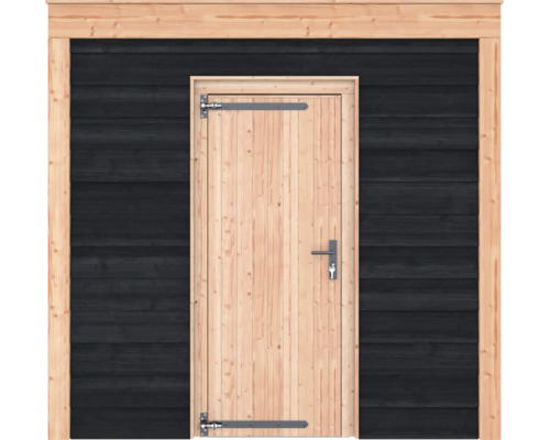 Houten deur van licht natuurhout met donkere metalen scharnieren en klink, geplaatst in een wand van donkere horizontale houten planken.