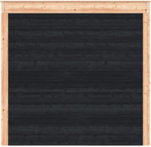 Houten schuttingpaneel met horizontale antracietkleurige lamellen en een frame van natuurlijk hout.