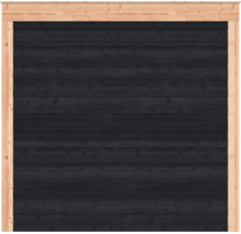 Schuttingpaneel van hout met horizontale zwarte planken en een frame van natuurlijk hout.