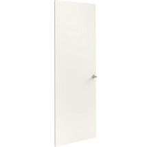 Eenvoudige witte binnendeur met moderne zilverkleurige deurklink.