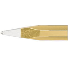 Detailopname van de geslepen punt van een goudkleurig timmermanspotlood van hout met een witte stift.