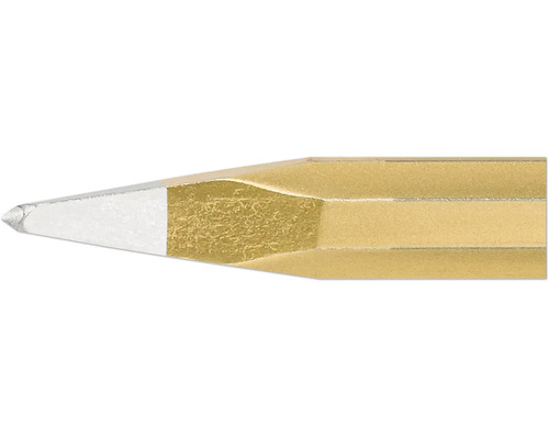 Detailopname van de geslepen punt van een goudkleurig timmermanspotlood van hout met een witte stift.