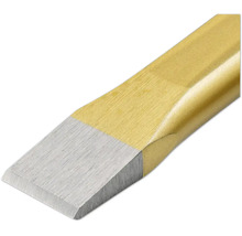 Detailopname van een platte metalen beitelpunt met een geslepen snijkant.
