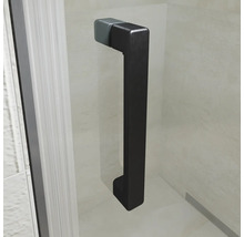Zwarte, rechthoekige handgreep voor een glazen deur in modern design.