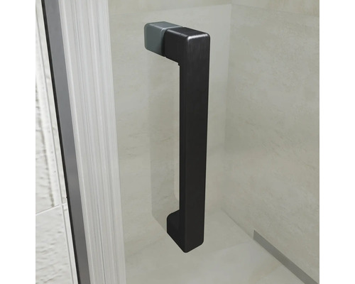 Zwarte, rechthoekige handgreep voor een glazen deur in modern design.