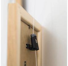 Schilderijhaak voor galerijrails met nylon koord voor het ophangen van fotolijsten aan de achterkant.
