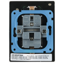 Achteraanzicht van een ION INDUSTRIES USB-stopcontactinzet met blauw montageframe, grijze aansluitklemmen en technische gegevens op het etiket.