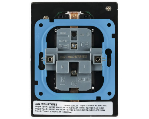 Achteraanzicht van een ION INDUSTRIES USB-stopcontactinzet met blauw montageframe, grijze aansluitklemmen en technische gegevens op het etiket.