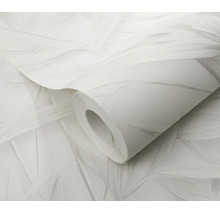 Een vliesbehang met een subtiel, abstract plantenpatroon in een gestructureerde look.