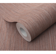 Een rol vliesbehang met een fijne textuur en verticaal streepmotief voor wanddecoratie.