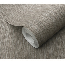 Behangrol met een fijne verticale strepenstructuur en textieloptiek.