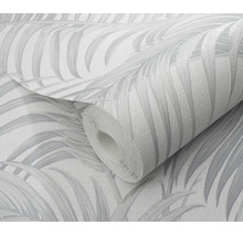 Behangrol met tropisch bladerpatroon als vliesbehang voor wanddecoratie.