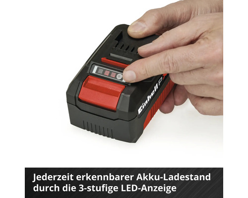 Einhell accu met Einhell Logo en een hand die de knop van de drietraps laadniveau-indicator indrukt.