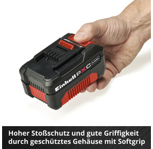 Een hand houdt een Einhell Power X-Change accu van 4,0 Ampère-uur vast, schokbestendige behuizing met Softgrip voor een goede grip.