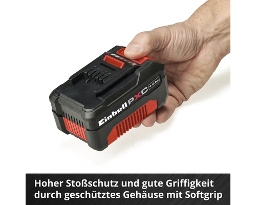 Een hand houdt een Einhell Power X-Change accu van 4,0 Ampère-uur vast, schokbestendige behuizing met Softgrip voor een goede grip.