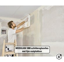 Vakman plakt MODULAN 1000 schildersglasvlies met lijm op een gestuukte muur. (Image AI modified or generated)