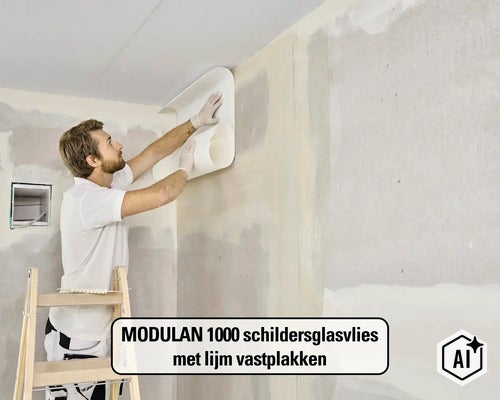 Vakman plakt MODULAN 1000 schildersglasvlies met lijm op een gestuukte muur. (Image AI modified or generated)