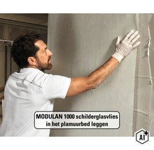 Vakman legt MODULAN 1000 schilderglasvlies in een plamuurbed op de muur. (Image AI modified or generated)