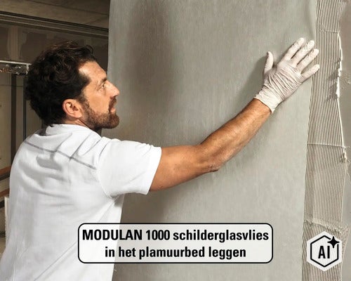 Vakman legt MODULAN 1000 schilderglasvlies in een plamuurbed op de muur. (Image AI modified or generated)