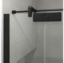 Zwarte stabilisatiestang voor glazen douchewanden, gemonteerd op een betegelde wand.