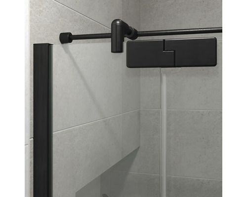 Zwarte stabilisatiestang voor glazen douchewanden, gemonteerd op een betegelde wand.