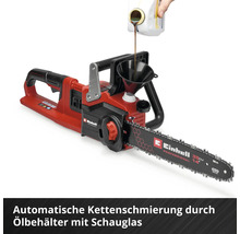 Einhell accu-kettingzaag wordt gevuld via een trechter. Oliereservoir met kijkglas voor automatische kettingsmering.